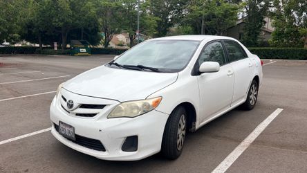 2011 toyota corolla le with highway miles, super clean, no dash light, one owner