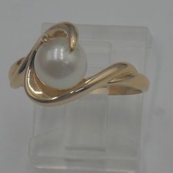 10KT YELLOW GOLD RING 3.2 GRAMS ,SIZE 7, 7.3MM PEARL. 879369-2.  