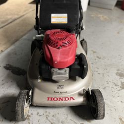 Honda Self Propelled Lawn Moơer.