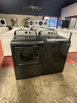 Electric washer and dryer Brand General Electric In good condition everything works And very clean