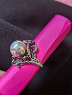 Big ball silver ring sz .7 or 8?