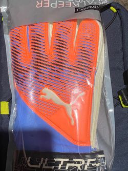 Pumas goalkeeper gloves