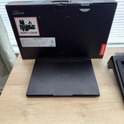 (READ) Lenovo - Legion Pro 7i 16" 2.5K OLED Gaming Laptop - Intel Core Ultra 9 275HX 2025 - 32GB RAM - NVIDIA GeForce RTX 5080 - 1TB - Eclipse Black 