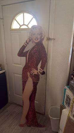 Marilyn Stand Up 