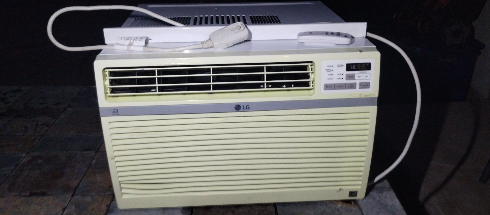 LG Window Air Conditioner 12 Btu w/Remote
