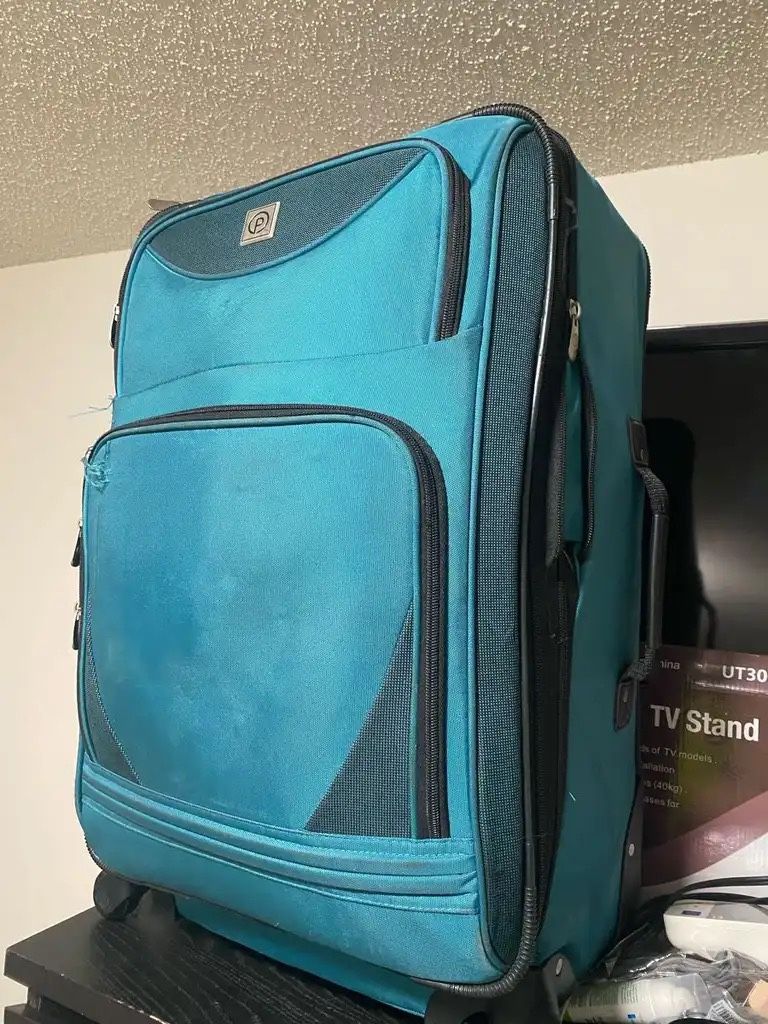 27” PROTEGE Large Green 4-Wheel Spinner Checked Bag Travel Luggage Good pre-owned condition. Measurements: 27” tall x 17” wide x 13” deep Pick up