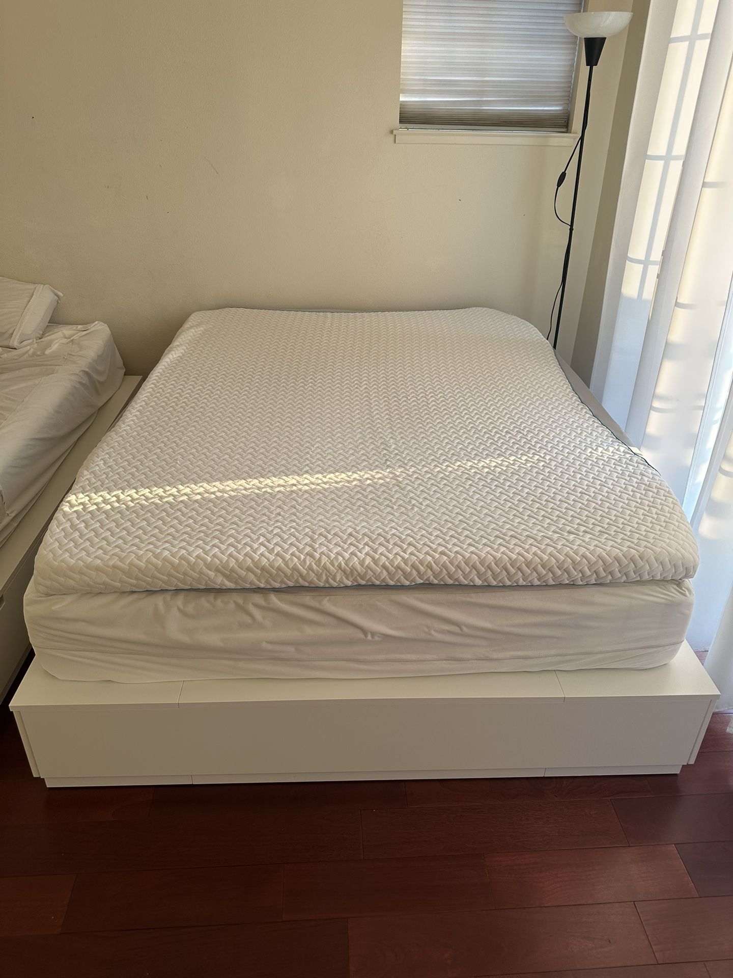 Queen bed full set (frame, mattress, topper) - $350 (palo alto)