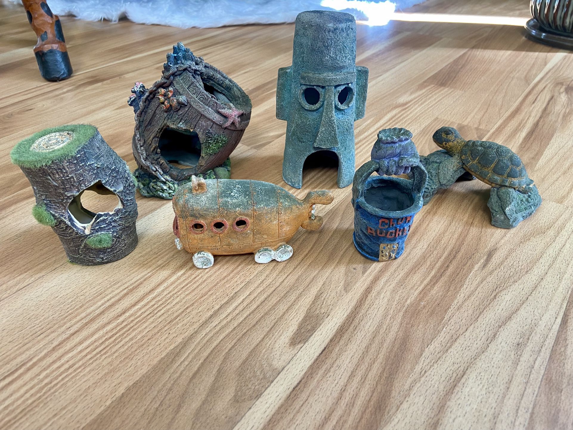 Set Of (6) Aquarium Decorations Including Squidward’s House, The Chum Bucket, And A Bus From SpongeBob