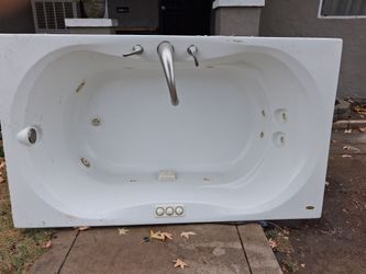 Jacuzzi hot tub used but never installed  $460 or better offer