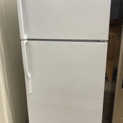 GE Refrigerator Top Freezer White.    Hablo Español 