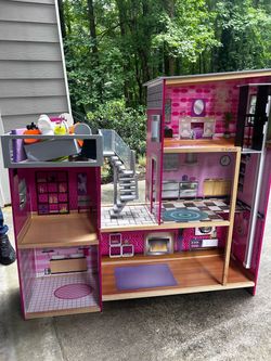 Large Dollhouse w/ Elevator & Furniture – Great Condition