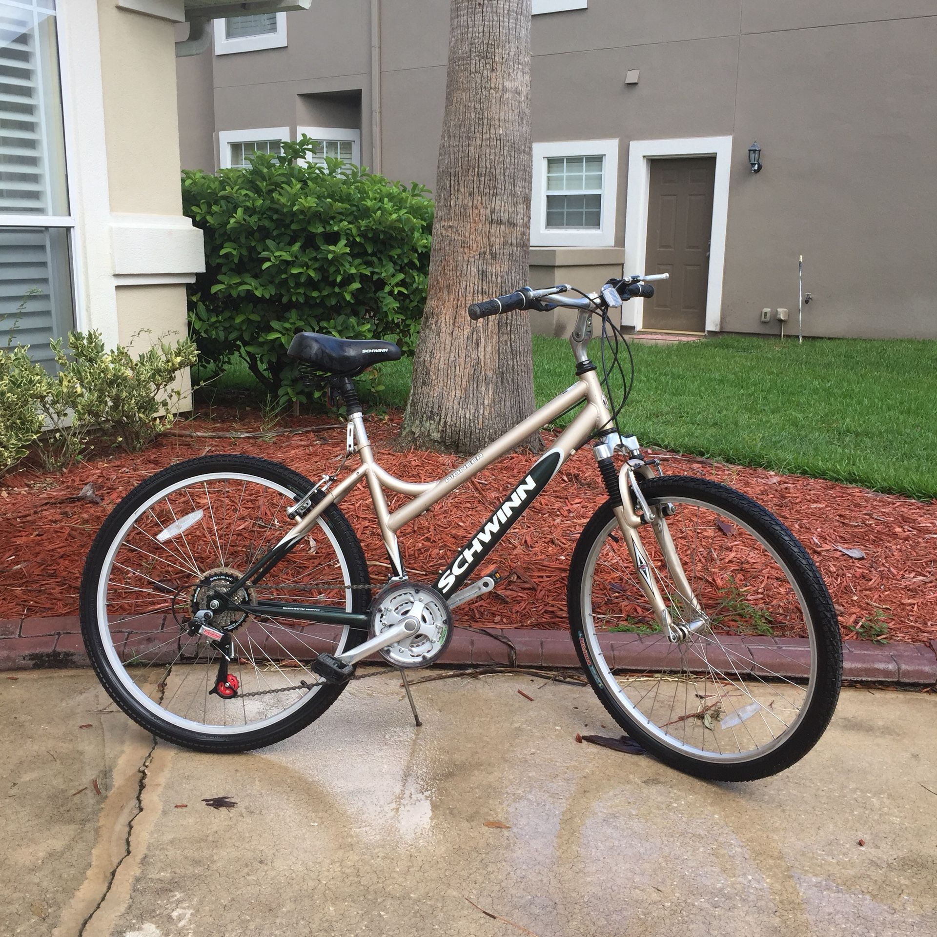 LIKE NEW Schwinn Pioneer Women’s 26” Mountain Bike