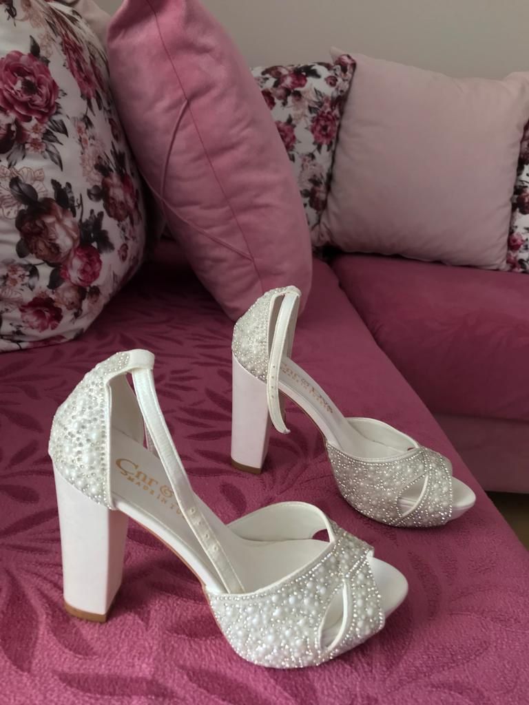 Brandnew Wedding Dress With Accessories