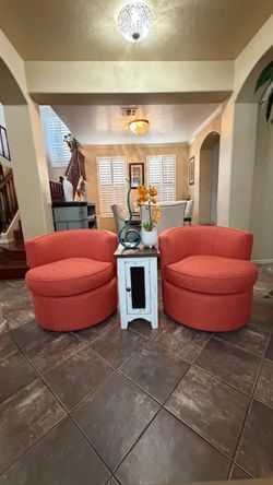 Elegant set of two Carly swivel accent chairs in excellent condition