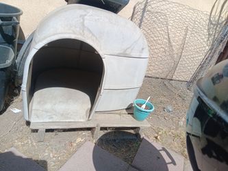 Large Plastic Igloo Dog House