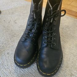 Dr. Martens Womens Size 7
