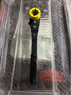 Lineman ratcheting tool