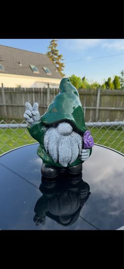 The peace and love gnome