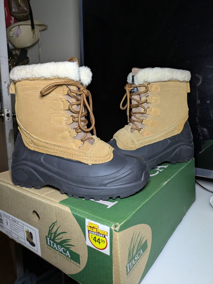 Size 7 Womens Snow Boots❄️  Winter ❄️ Rain 🌧️
