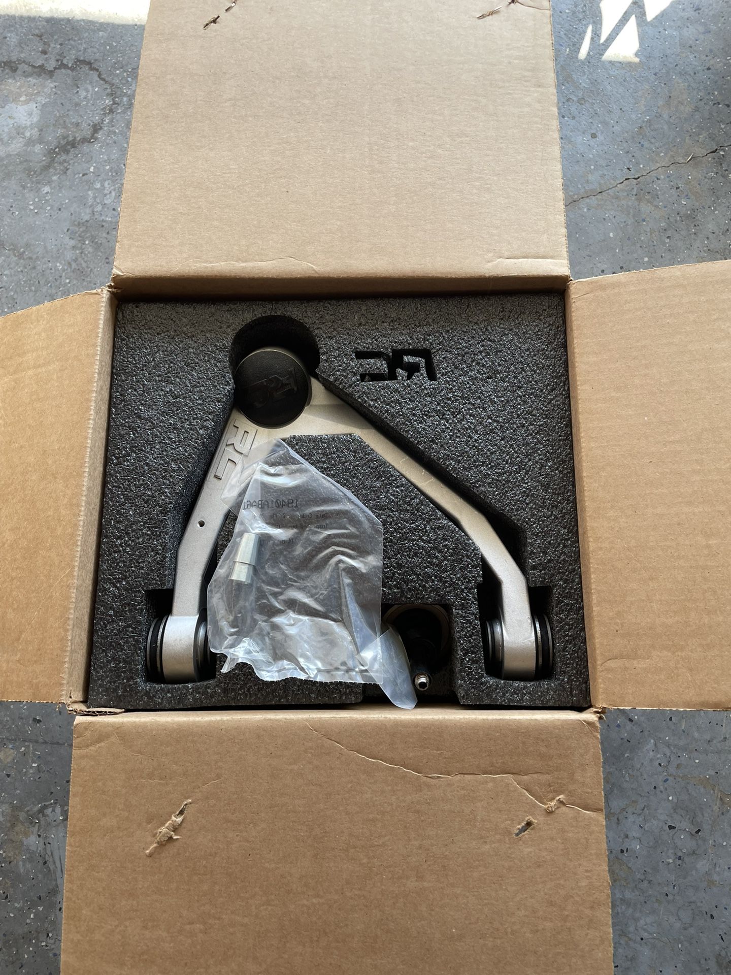 ROUGH COUNTRY 19401A – Forged Upper Control Arms Fits Chevy/GMC 1500 Trucks & SUVs (2007–2018) with