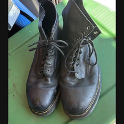DR MARTENES
