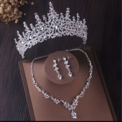 Beautiful Crystal Crown necklace and earrings 