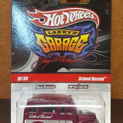2009 Hot Wheels 1:64 Scale Larry's Garage • Purple School Busted with Real Riders 