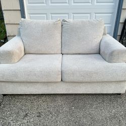 Like New Loveseat! Delivery Available🚚