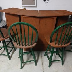Retractable Bar With Four (4) Bar Swivel Stools 