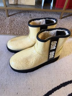 UGG Women's Size 7 Clear Mini Boots - Cream Yellow