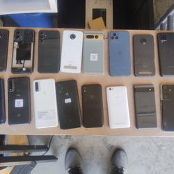 HUGE  WHOLESALE LOT OF SMARTPHONES 