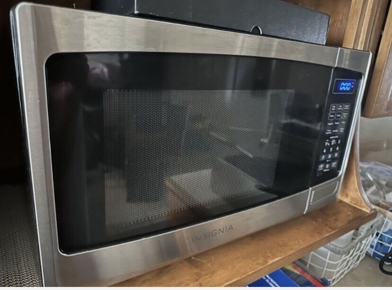 Insignia 0.9 Cu. Ft. Stainless Steel Compact Microwave Sleek & Efficien