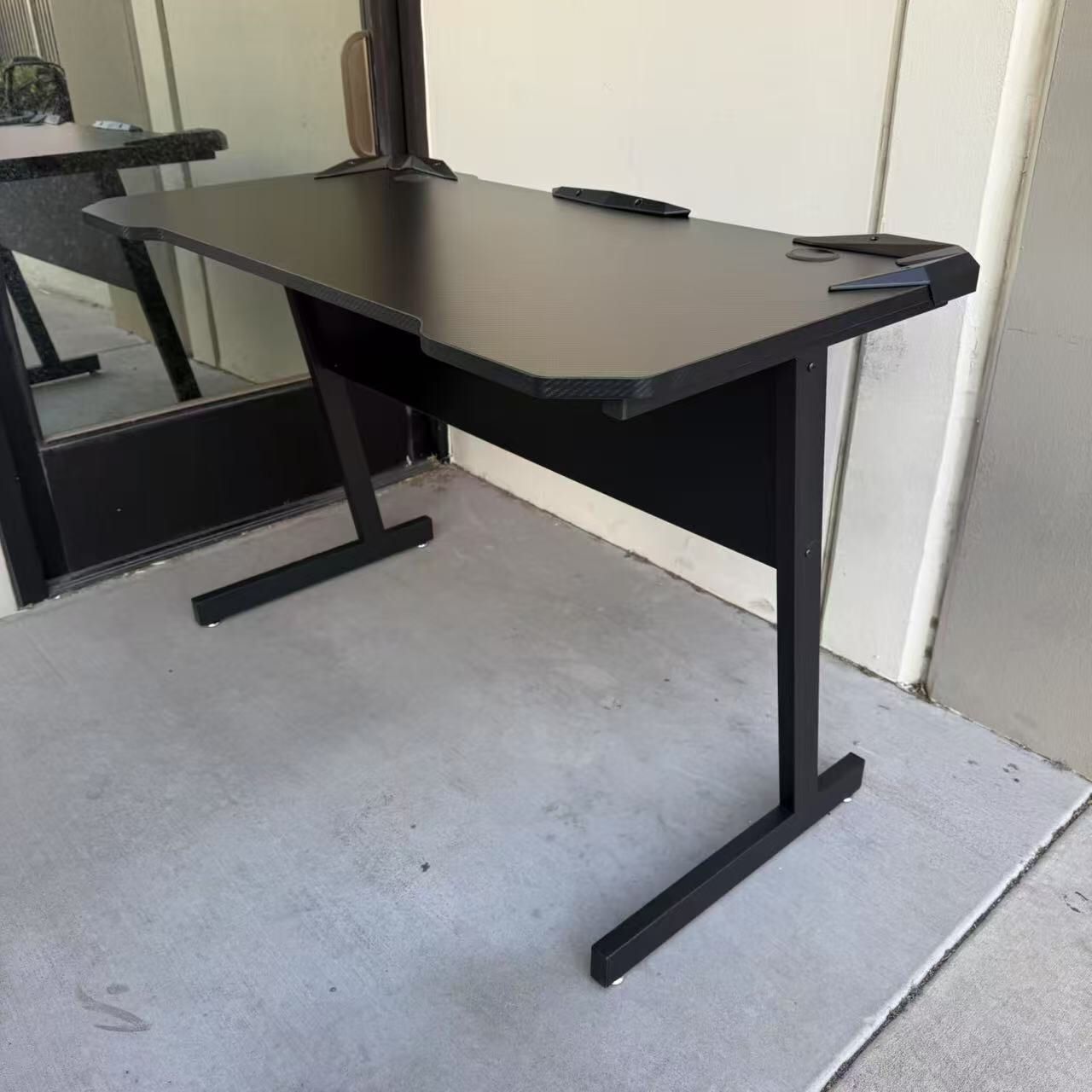 New In Box 44x24x30 Inch Tall Heavy Duty Gaming Gamer Office Computer Game Desk Table Carbon Fiber Pattern Tabletop Furniture