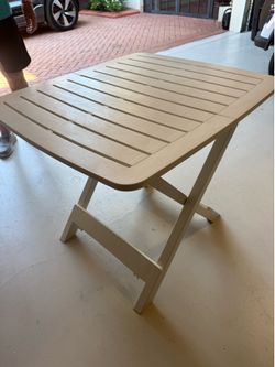 Folding table