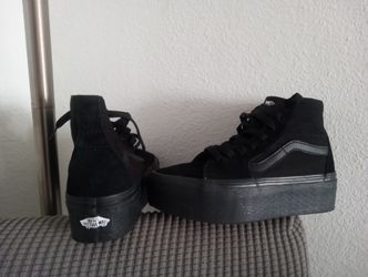 Size 3.5Y.  5 Women $30