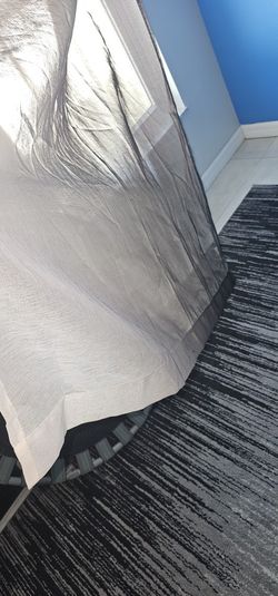 Area Rug & Matching Drapes