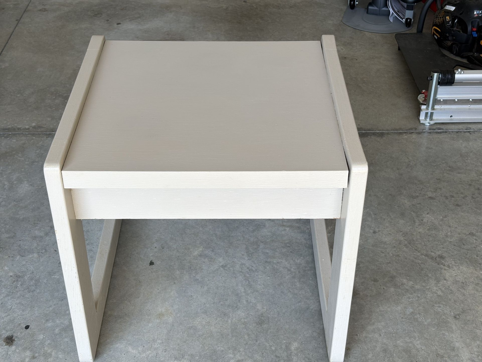 End Table/Nightstand