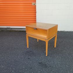 Mid Century Modern Nightstand/End Table 
