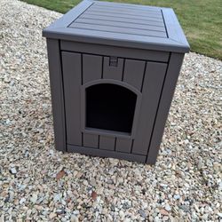 SMALL-MEDIUM OUTDOOR/INDOOR RESIN DOG HOUSE . SEE PICTURES FOR SIZE....asking $40.00