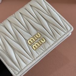 A fashionable and classic women's wallet