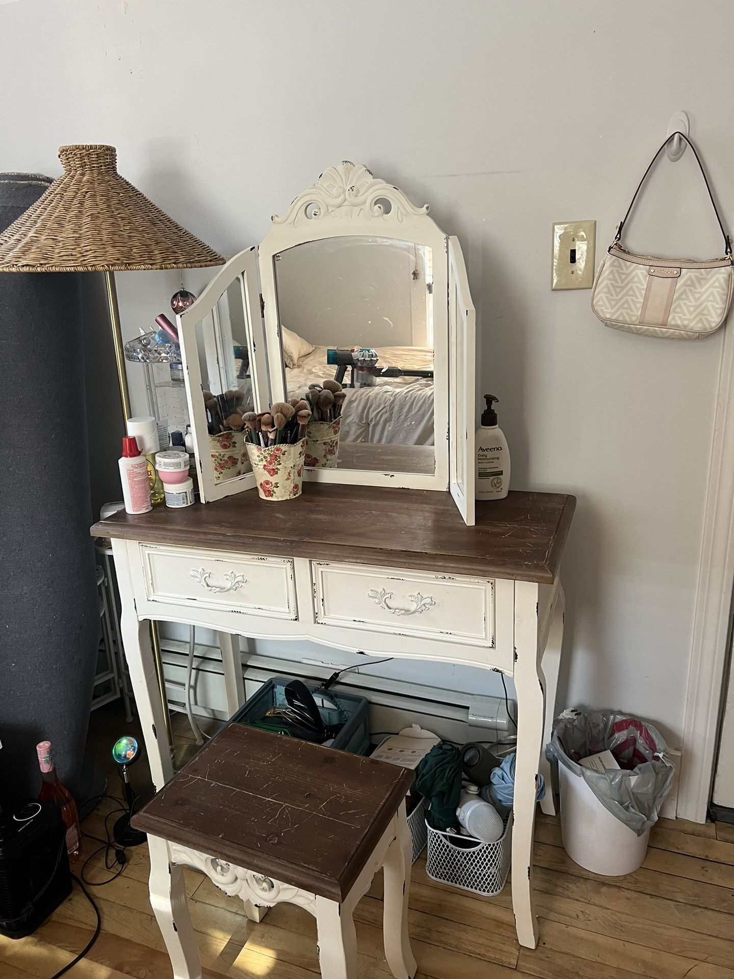 AESTHETIC VANITY WITH CHAIR