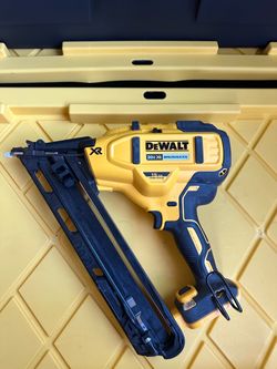 DEWALT 20V MAX XR 15-Gauge Angled Finish Nailer