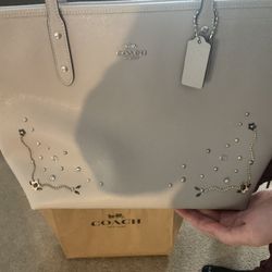 Authentic COACH Bag brand new !!!Please only serious inquiries!!!As this is a brand new bag w tags