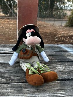 Adventure safari stuffed Goofy