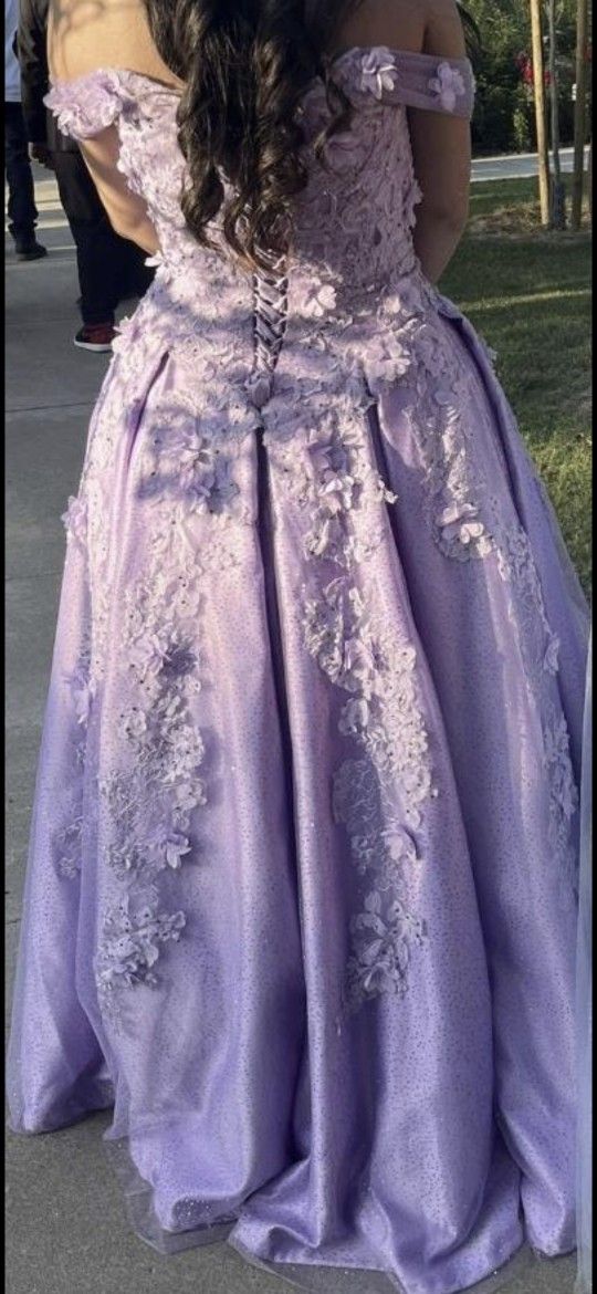 Beautiful lavender dress, adjustable from the back and altered from tbe bottom