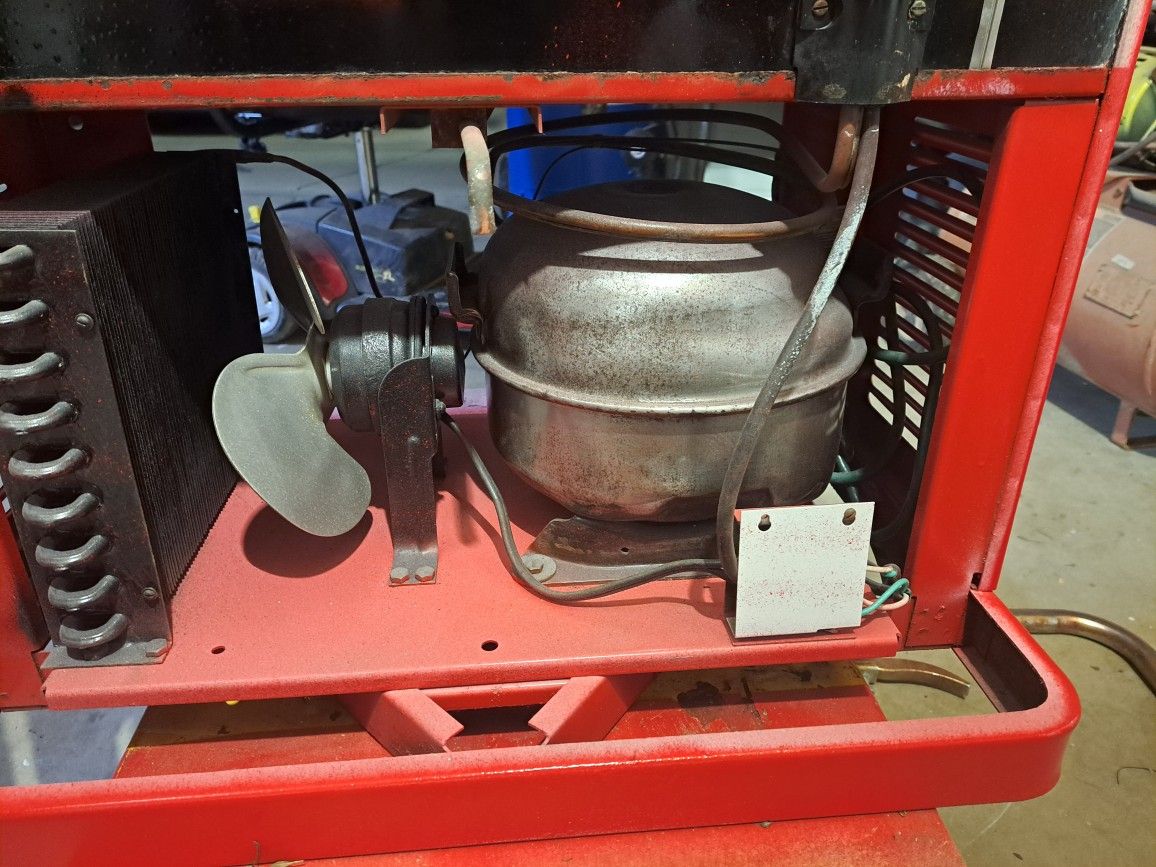 Vintage 10 Cent Floor Model Coca Cola Vendorlator Machine