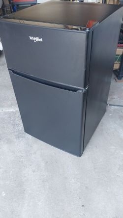MINI FRIDGE IN EXCELLENT WORKING CONDITION ONLY USED FEW MONTHS IS LIKE NEW
