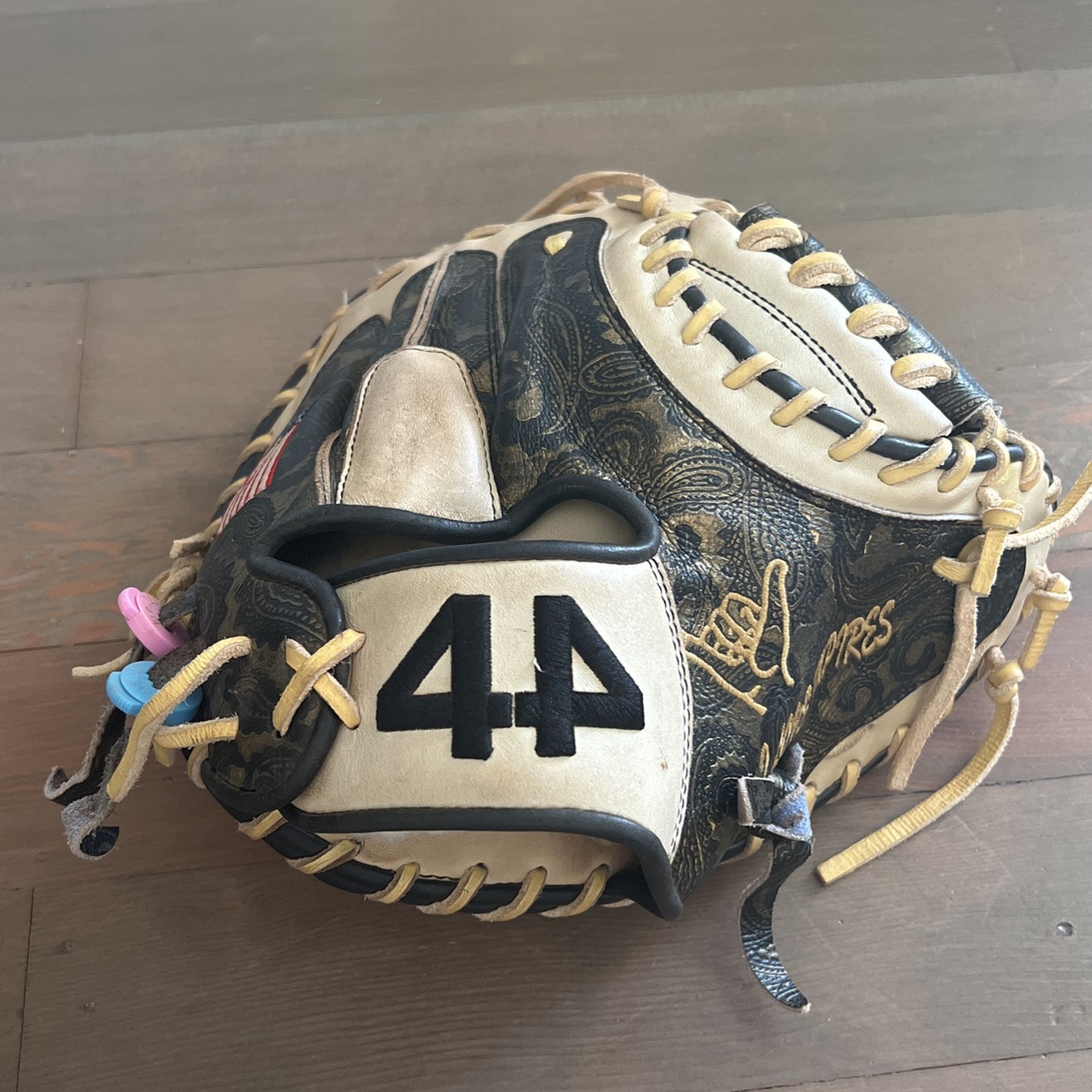 33 Inch Signature Series 44 Baseball Catchers Mitt