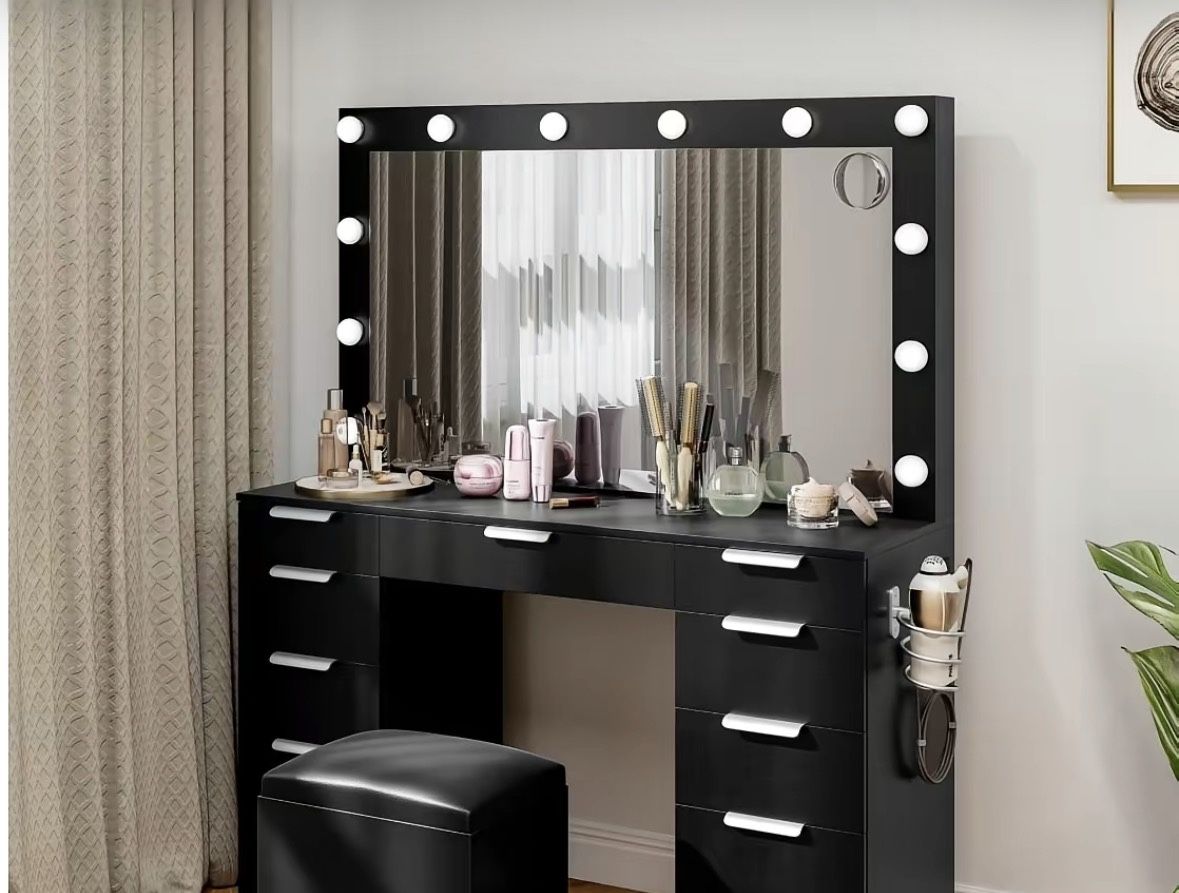 New Vanity With Chair 
