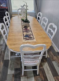 Cute Farmhouse table, 8 chairs, 2 leafs that store inside table